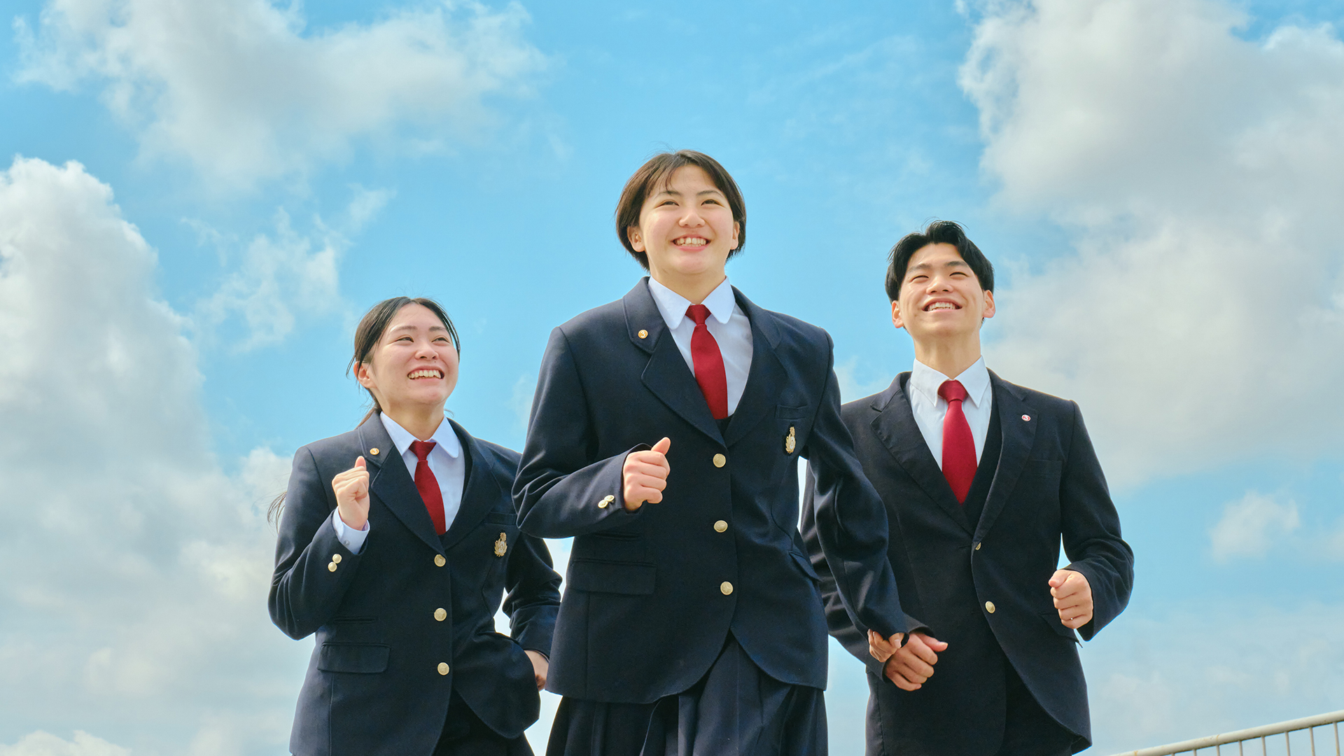 校門前に集まる生徒と教員